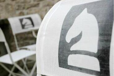 هتل Logis Hôtel Le Cheval Blanc