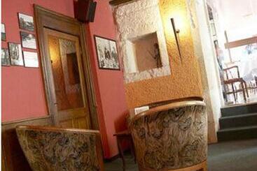 هتل Logis Hôtel Le Cheval Blanc
