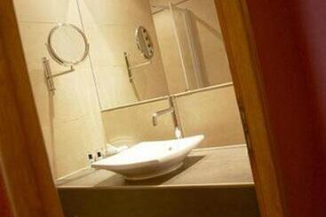 هتل Logis Hôtel Le Cheval Blanc