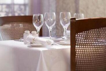 هتل Logis Hôtel Le Cheval Blanc