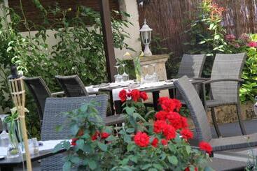 هتل Logis Hôtels Restaurant Les 3 Rois