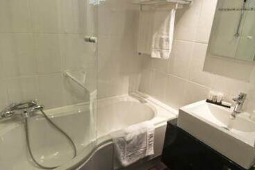 هتل Logis Hôtel Les Tuileries