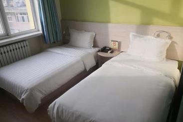 هتل 7days Inn Zhangjiakou Xuanhua Caishenmiao Street