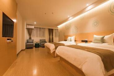 هتل Greentree Innzhangjiakou High Speed Railway Station Business