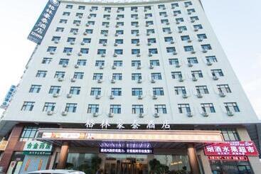 هتل Greentree Innzhangjiakou High Speed Railway Station Business