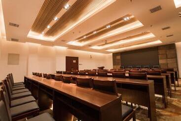 هتل Greentree Innzhangjiakou High Speed Railway Station Business