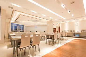 هتل Greentree Innzhangjiakou High Speed Railway Station Business