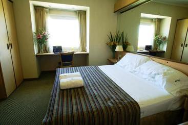 هتل Aeroparque Inn And Suites