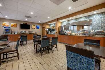 هتل Comfort Inn & Suites Orlando North
