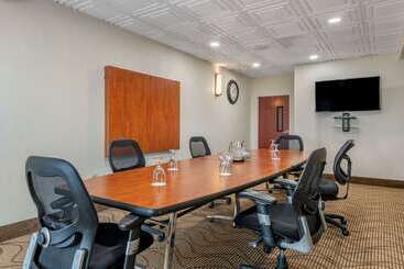 هتل Comfort Inn & Suites Orlando North