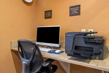 هتل Comfort Inn & Suites Orlando North