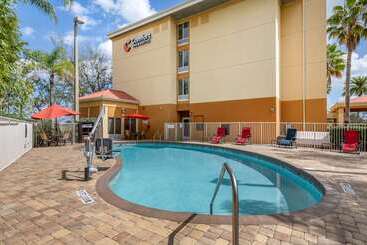 هتل Comfort Inn & Suites Orlando North