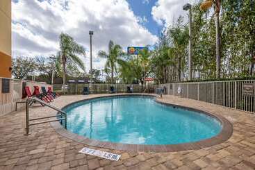 هتل Comfort Inn & Suites Orlando North