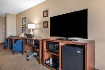 هتل Comfort Inn & Suites Orlando North