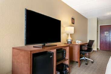 هتل Comfort Inn & Suites Orlando North