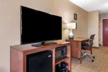 هتل Comfort Inn & Suites Orlando North