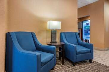 هتل Comfort Inn & Suites Orlando North
