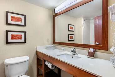 هتل Comfort Inn & Suites Orlando North