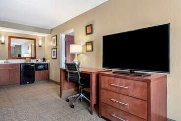 هتل Comfort Inn & Suites Orlando North