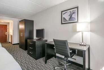 هتل Comfort Inn University
