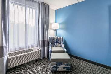 هتل Comfort Inn University