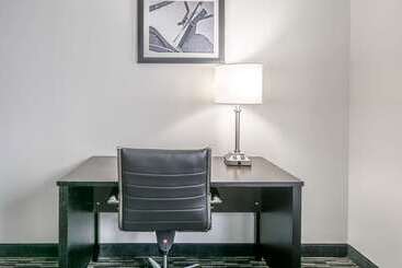 هتل Comfort Inn University