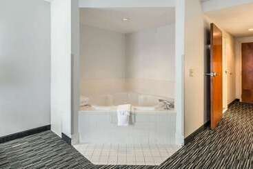 هتل Comfort Inn University