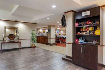 هتل Comfort Suites Airport