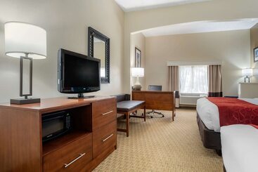 هتل Comfort Suites Airport