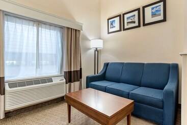 هتل Comfort Suites Airport