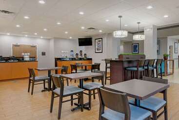 هتل Comfort Suites Near Universal Orlando Resort