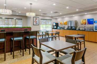 هتل Comfort Suites Near Universal Orlando Resort
