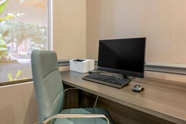 هتل Comfort Suites Near Universal Orlando Resort