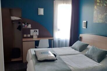 هتل Kyriad Niort Espace Mendesfrance