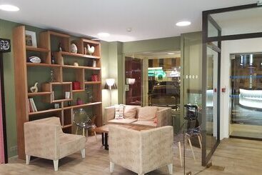 Logis Hotel Des Bourbons