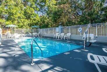 هتل Quality Inn & Suites Near Panama City Beach