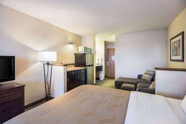 Отель Quality Inn & Suites West