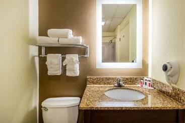 هتل Ramada By Wyndham Groton Mystic