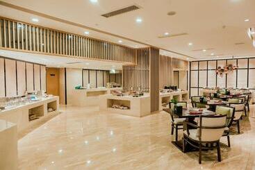 בית מלון כפרי Days Inn By Wyndham Business Place Sichuan Bazhong