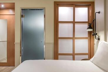 Ac Hotel Los Vascos By Marriott
