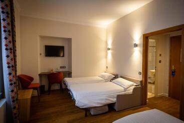 هتل Logis Hôtel De La Tour