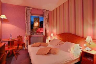 هتل Logis Hôtel De La Tour