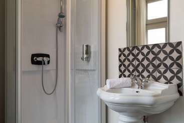 Отель The Originals Boutique, Hôtel La Colonne De Bronze, Saintvalérysursomme