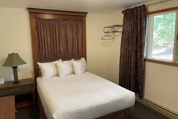 Trails End Motel