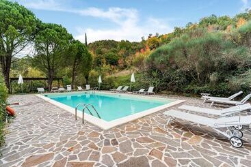 Cozy Cottage With Pool In Assisi
