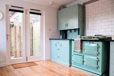 Beautiful Home With Castle Views And Garden And Parking