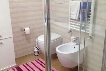 تختخواب و صبحانه Vali Chalet