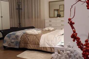 تختخواب و صبحانه Vali Chalet