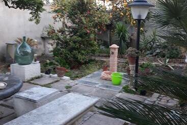 تختخواب و صبحانه Villateresa