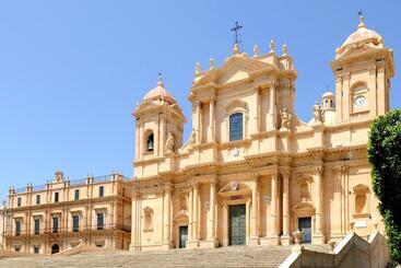 مسافرخانه Landolina Palace